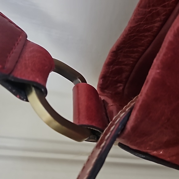 Darling red leather purse with beautiful brass details and a wide arm strap. - Picture 5 of 7